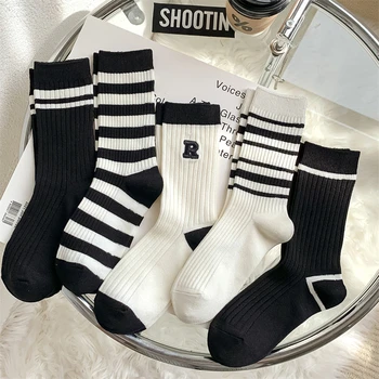 5 pari ženskih čarapa, jesenje jednostavne svakodnevne čarape na crno-bijele pruge s riskirati za djevojčice, prozračna pamučna mekana čarape s izvezenim slovima